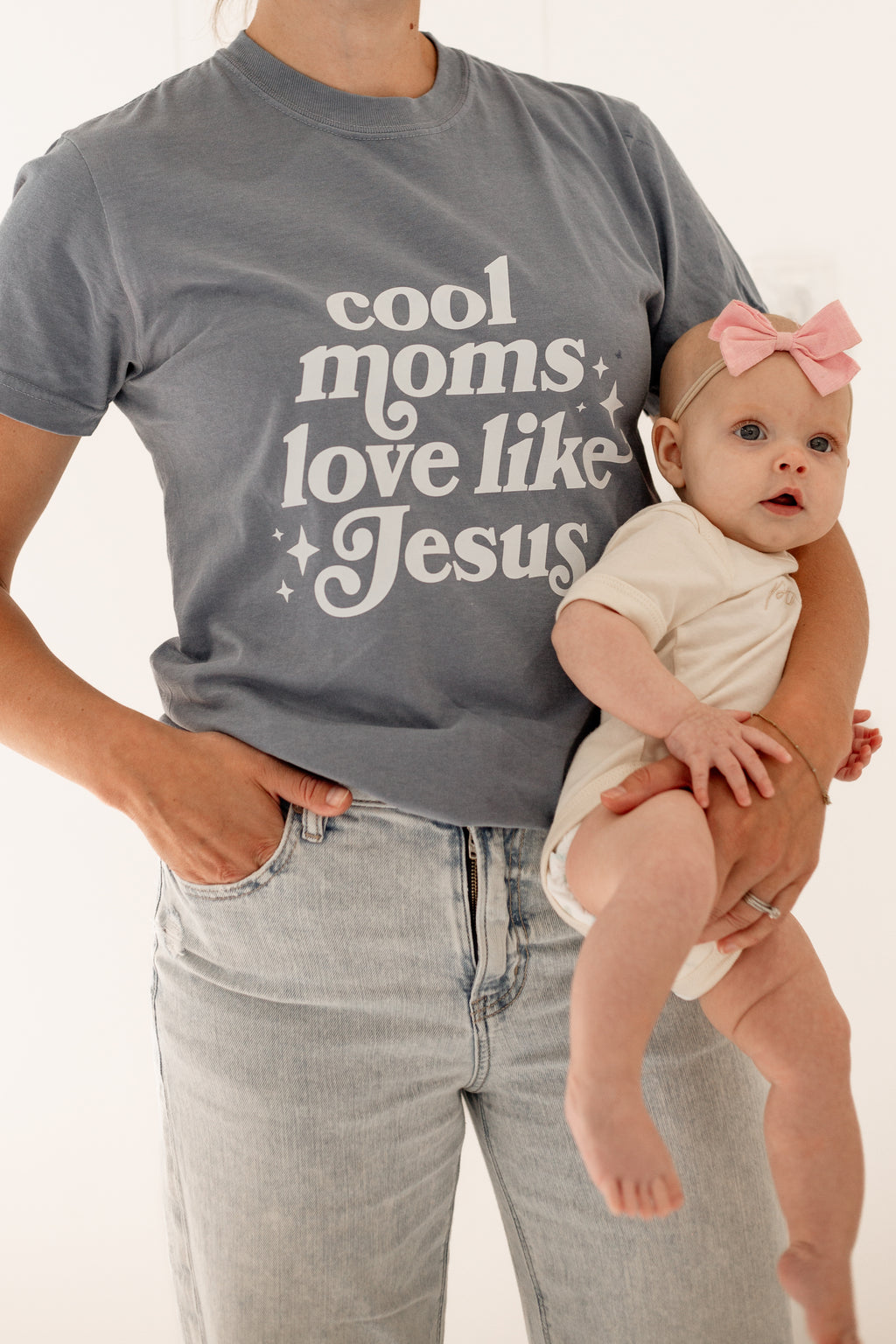 Cool Moms Love Like Jesus | Tee