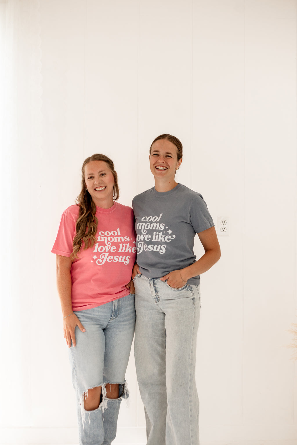 Cool Moms Love Like Jesus | Tee