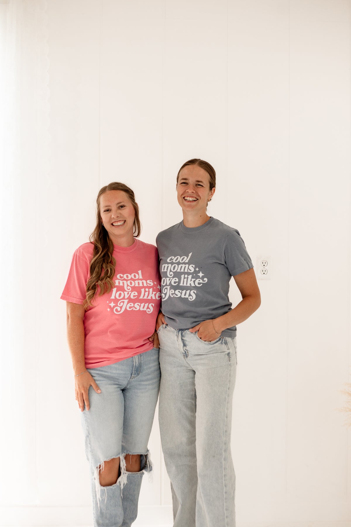 Cool Moms Love Like Jesus | Tee